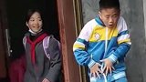 姐弟俩门口飙舞，姐姐出场一致认为开了特效