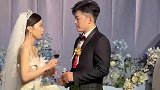 新人在婚席上喝交杯酒，结果新娘喝太快了