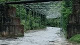 阿妹河里洗衣裳，心里想着郎