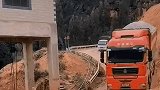 这桥太牛了，司机此刻心惊胆战