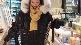 感觉小姐姐这件棉服有些过于宽松，显得不利落