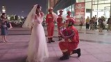 消防员国庆执勤不放假 女友穿婚纱手捧鲜花跋涉800里求婚