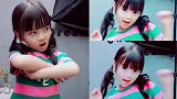 小女孩唱歌的样子，真的好可爱呀