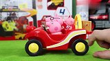 小猪佩奇：佩奇家的越野敞篷车玩具分享