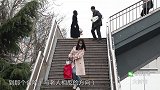 社会实验：当老人抬重物上天桥时遇到困难，连小男孩都主动上前帮