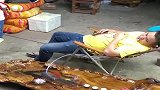 老板出差了，让员工帮忙照顾茶盘里的鱼，这哥们也是尽力了