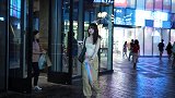 三里屯街拍，雨后的北京太古里，妹子们的出场好唯美