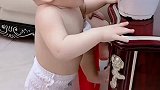 两个小可爱吃草莓