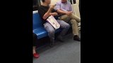男子上海地铁狂吐痰，乘客制止遭骂