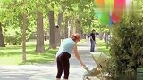 小丑和婴儿拍照时婴儿车被汽球吊起，路人急忙制止，太逗了