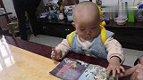 一岁萌宝丹丹看女娲补天小人书，听不懂非要让讲