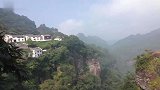 中国最惊险的村庄峡谷为梯，绝壁为路