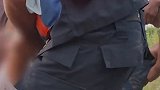 男子失足落水不停呼救，民警纵身一跳将他救起。这一跳，满分！ 救人瞬间 危险动作请勿模仿