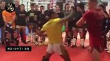 “花招天王”善猜以小打大！外国壮汉被打到无力还击