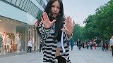 小姐姐在街头跳着可爱的舞蹈，活力满满的样子真让人喜欢