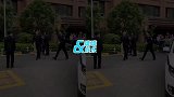 45岁陆毅路透图曝光，穿制服身姿挺拔气场足，简直帅过过小鲜肉