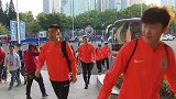 鲁能将士抵达天体信心满满 王大雷场外遇粉丝心情大好