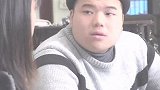 工头苛扣民工餐补，民工敢怒不敢言，一名乞丐帮民工出头
