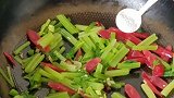 芹菜炒腊肠的做法，芹菜这样炒着吃色香味俱全，非常好吃！