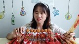 妹子拆箱吃“麻辣糖葫芦”玲珑剔透
