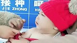 妈妈带宝宝打针，却忘了哄他，接下来宝宝的动作，看完不许笑