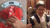 河南一男子用千元硬币做礼服当份子钱 新郎穿上笑崩：你给我等着
