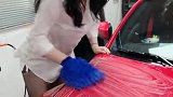 小姐姐清洗自己的爱车，这一幕让我开眼了，这表情好到位