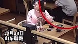 高三生异物卡喉，邻桌女孩76秒急救。10月29日，有公益机构，决定奖励救人女孩5000元。