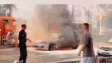 路边一汽车自燃，路过男子拿玻璃水递给民警，尽一份“微薄之力”！
