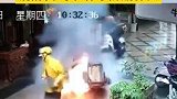 广西柳州：外卖小哥电瓶车起火，多次扑灭明火后再度复燃