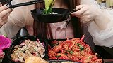 这美女吃东西跟小兔子一样，也太可爱了吧