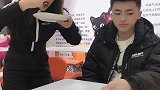 心态崩了，服务员拿起我的饭就开始吃