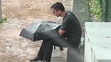 这个男的为什么有伞，偏要淋雨
