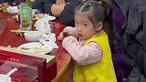 小女孩想喝饮料被妈妈阻止