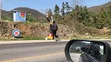 平时看起来爱管闲事的样子，这一刻还是个正义使者