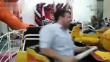 看摄影师不顺眼 也用不着这样呀