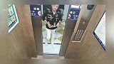 阿姨把垃圾扔电梯里，小伙子以牙还牙，网友干得漂亮！