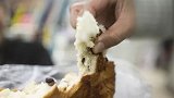 杭州店员给6岁男孩吃面包 孩子吞下后不幸身亡