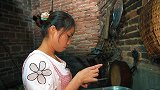 包立春和父亲拉猪食，桃子姐在家做凉皮，包立春一人吃得美滋滋