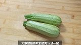 教你生拌西葫芦丝，制作方法简单，清新爽口，不错的减肥菜