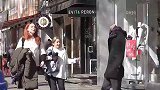 街头恶作剧，假扮成假人恶搞路人，路人非常的无奈