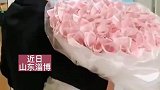 男子手捧大束玫瑰，等待即将出产房的老婆