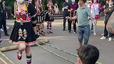 大哥跳舞十分妖娆，游客见状不由大笑