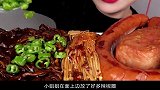 纯肉香肠大口吃的太过瘾了，酱拌面搭配金针菇，酱香味十足！