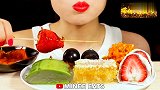 妹子大口嚼冰糖草莓芦荟蜂蜜巢配辣年糕