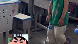 男孩妈妈离世，小小年纪眼睛失去光，老师发现给予关心和帮助