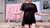 被小姑子撞见了，装作没看到