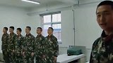 兵哥哥休息时，值班员突然来敲门