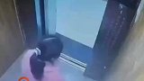 女子用脚按电梯按钮，物业劝阻无效后截图贴出公告