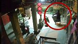 白天上班晚上偷东西！男子狂偷寺庙骗老婆在加班：扛起功德箱就跑